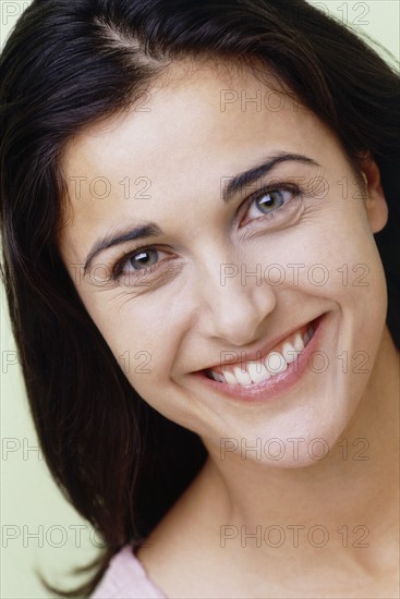 Smiling brunette woman. Photo : Fisher Litwin