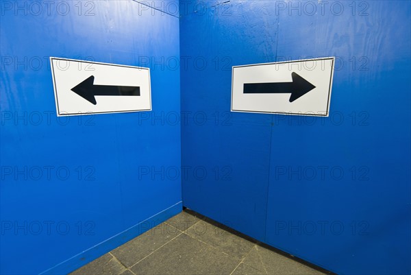 Arrow signs on blue wall. Photo : Antonio M. Rosario