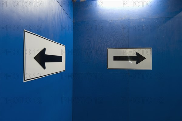 Arrow signs on blue wall. Photo : Antonio M. Rosario