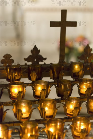 Cross with candles in cathedral. Photo : Antonio M. Rosario