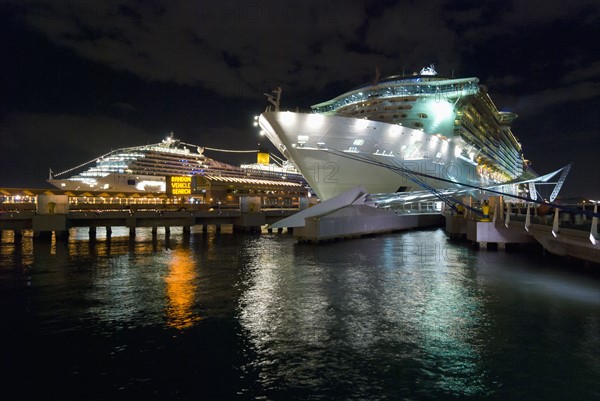 Cruise ships in harbor. Photo : Antonio M. Rosario