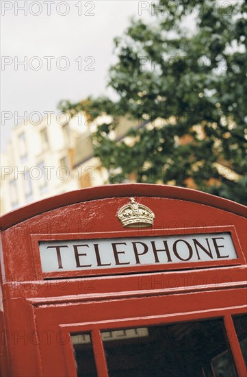 Telephone booth in London England. Photo : Fisher Litwin