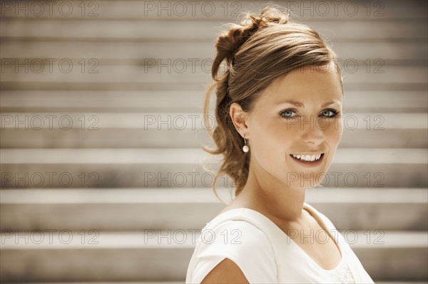 Portrait of bride on steps. Photo : FBP