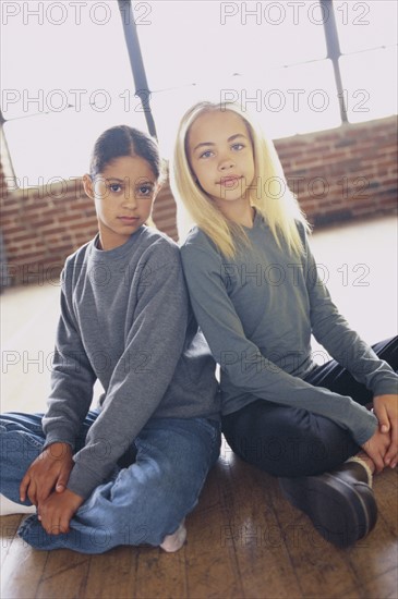 Friends sitting cross legged. Photo : Fisher Litwin