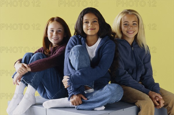 Three friends sitting together. Photo : Fisher Litwin