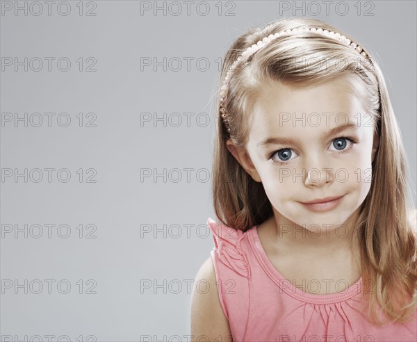 Studio portrait of girl (4-5) smiling. Photo : FBP