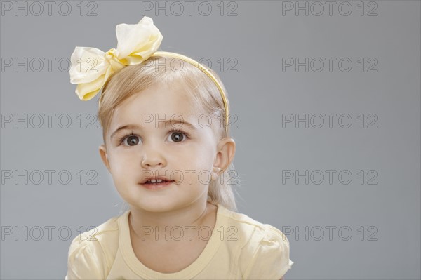 Studio portrait of girl (2-3) smiling. Photo : FBP