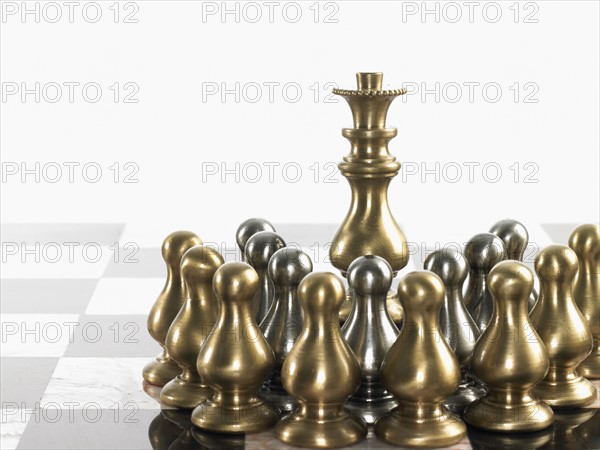 Queen surrounded by pawn chess pieces. Photo : David Arky