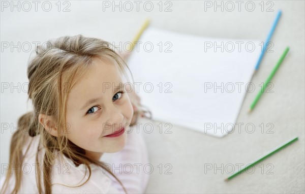 Girl (10-11) drawing. Photo : Momentimages