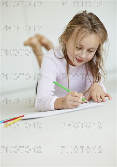 Girl (10-11) drawing. Photo : Momentimages