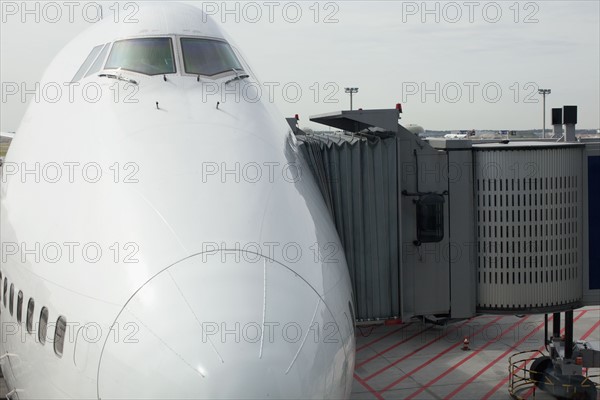 Commercial aeroplane with passenger boarding bridge. Photo : Johannes Kroemer