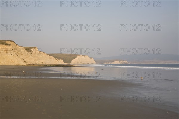 Cliffs by sea. Photo : Johannes Kroemer