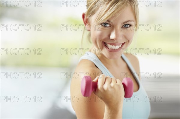 Portrait of young blonde woman exercising. Photo : Momentimages