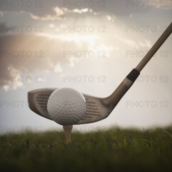 Golf ball on tee. Photo : Mike Kemp