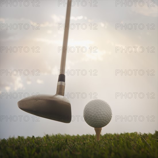 Golf ball on tee. Photo : Mike Kemp