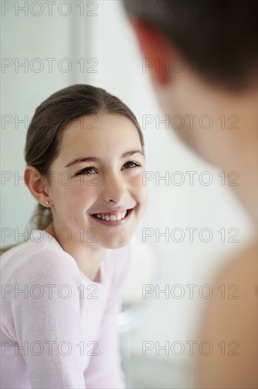 Father and daughter (10-11) portrait. Photo : Momentimages