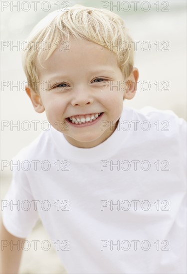 Portrait of boy (4-5) playing on beach. Photo : Momentimages