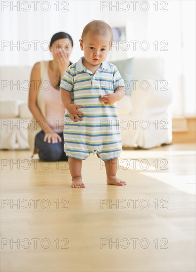 Mother watching her son's first steps (6-11 months). Photo : Daniel Grill