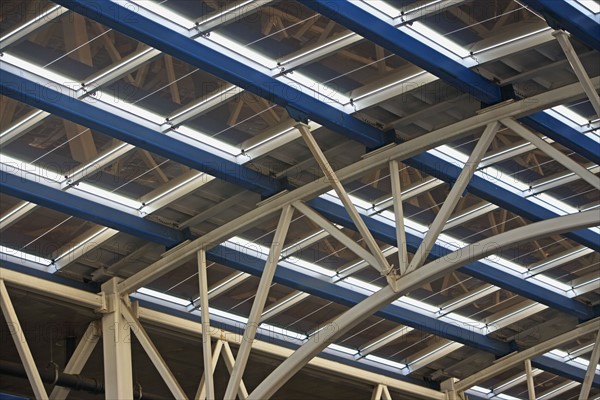 USA, New York State, New York City, Solar panels on glass roof of modern building. Photo : fotog