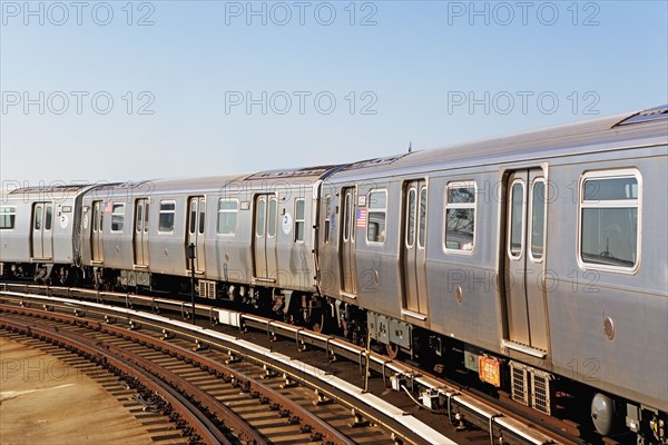 Train on railroad track. Photo : fotog