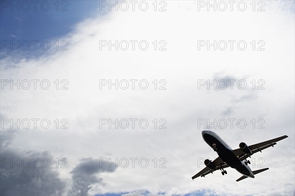 Silhouette of flying airplane. Photo : fotog