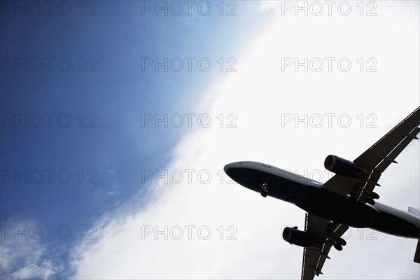 Silhouette of flying airplane. Photo : fotog