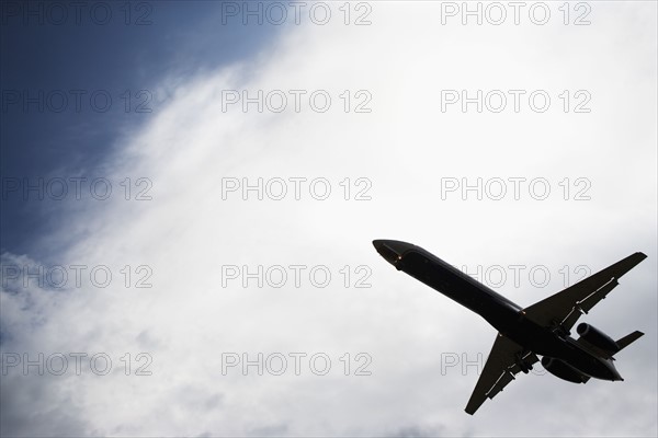 Silhouette of flying airplane. Photo : fotog