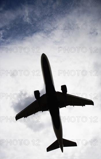 Silhouette of flying airplane. Photo : fotog