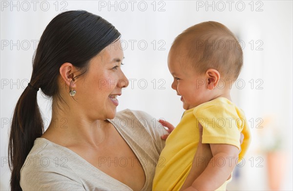 Mother holding son (6-11 months). Photo : Daniel Grill