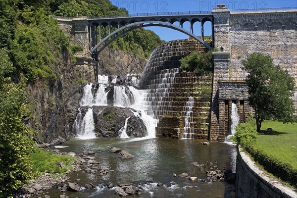 USA, New York State, Croton, Dam and waterfall under bridge. Photo : fotog