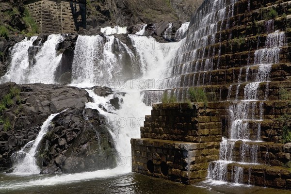 USA, New York State, Croton, Dam and waterfall under bridge. Photo : fotog