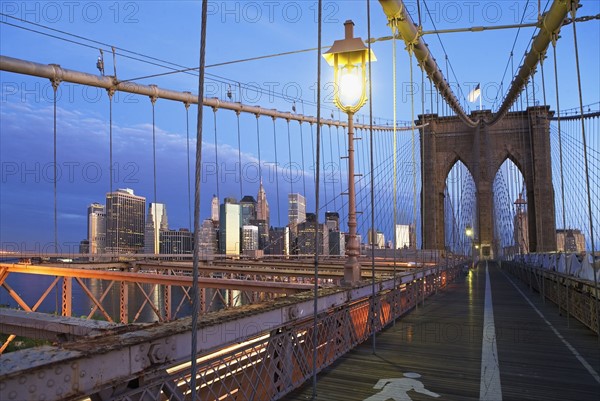 USA, New York State, New York City, Brooklyn Bridge at dusk. Photo : fotog