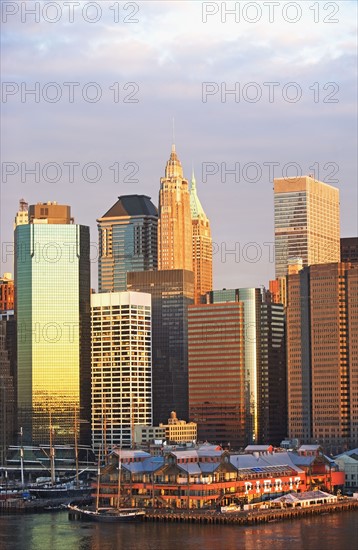 USA, New York State, New York City, South Street Seaport and skyscrapers. Photo : fotog