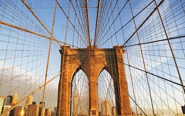 USA, New York State, New York City, Span of Brooklyn Bridge, Manhattan skyline in background. Photo : fotog