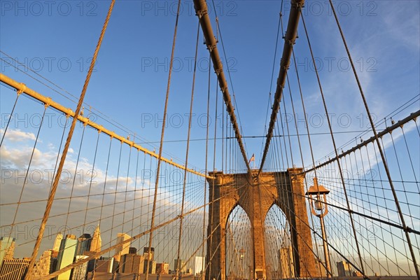 USA, New York State, New York City, Span of Brooklyn Bridge, Manhattan skyline in background. Photo : fotog