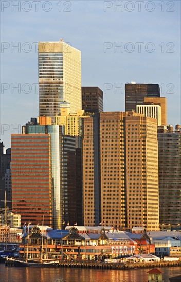 USA, New York State, New York City, South Street Seaport and skyscrapers. Photo : fotog