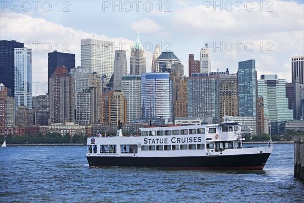 USA, New York State, New York City, Cruise ship on Hudson River, Battery Park in background. Photo : fotog