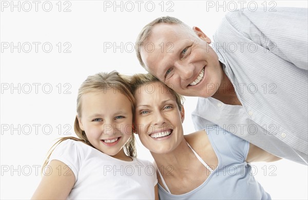 Smiling parents with daughter (10-11). Photo : Momentimages