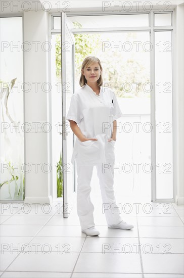 Portrait of female nurse in corridor. Photo : Momentimages