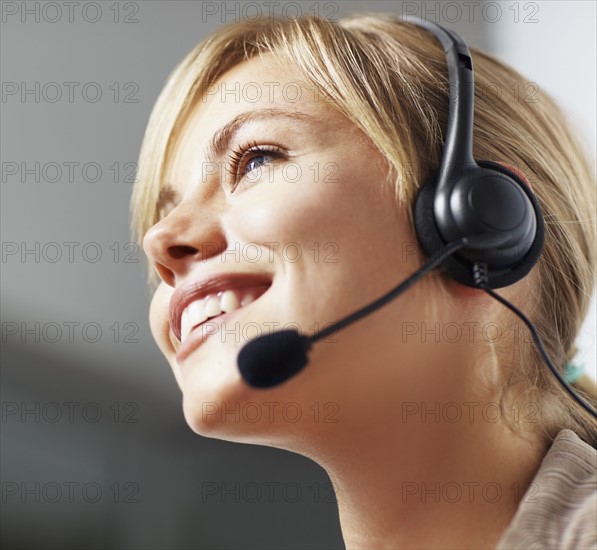 Young female customer service representative. Photo : Momentimages