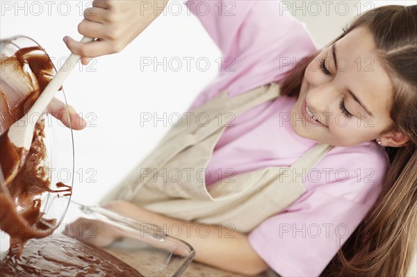 Girl (10-11) preparing food. Photo : Momentimages