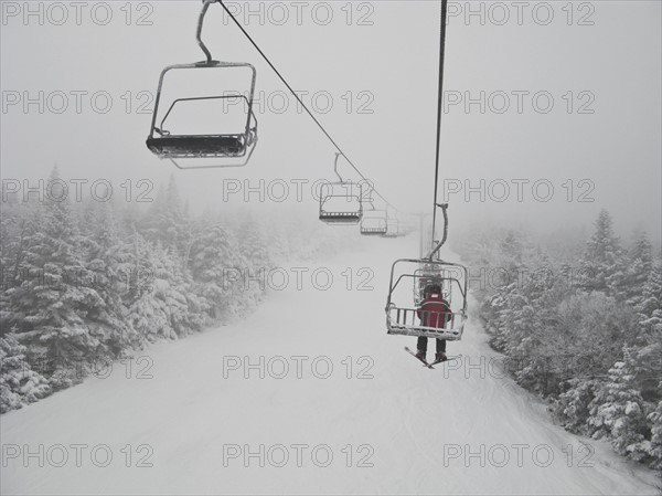 Skier on chair lift. Photo : Johannes Kroemer