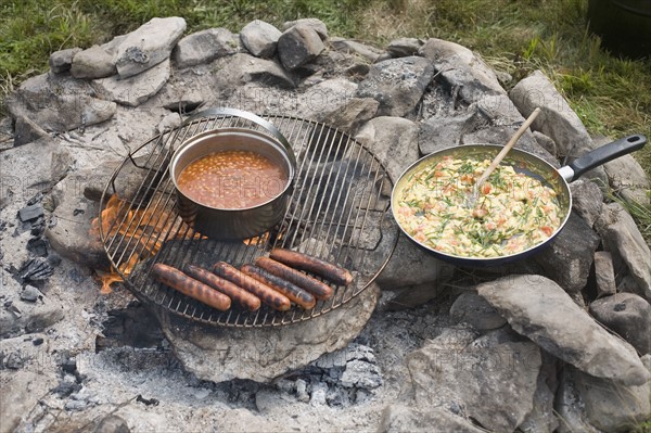 Grilled sausages and beans on campfire. Photo : David Engelhardt