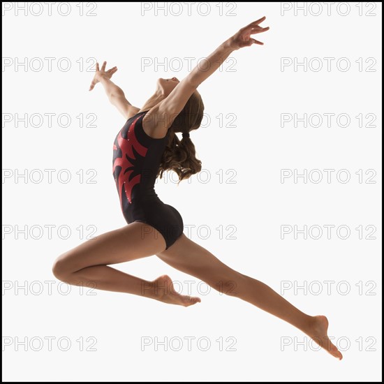 Female gymnast (12-13) leaping. Photo : Mike Kemp