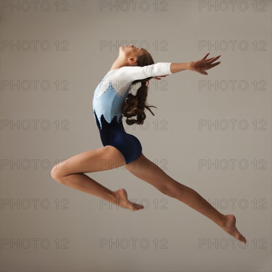 Female gymnast (12-13) leaping. Photo : Mike Kemp