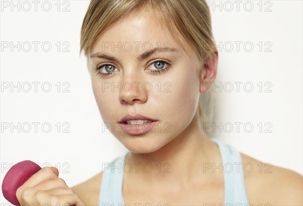 Portrait of young blonde woman exercising. Photo : Momentimages