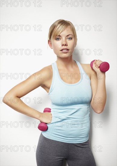 Portrait of young blonde woman exercising. Photo : Momentimages