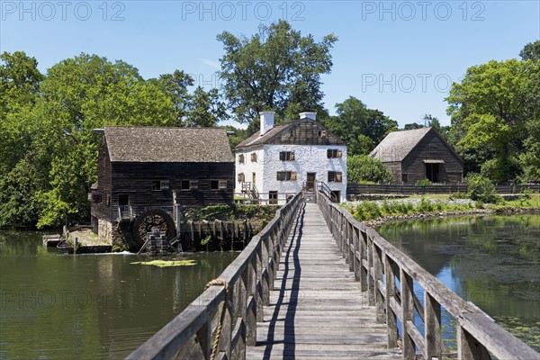 USA, New York State, Hudson Valley, Philipsburg Manor, Sleepy Hollow, historical footbridge and buildings. Photo : fotog