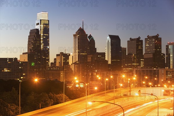 USA, Pennsylvania, Philadelphia, Comcast Center and traffic at dusk. Photo : fotog