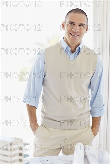 Portrait of architect with apartment model. Photo : Momentimages